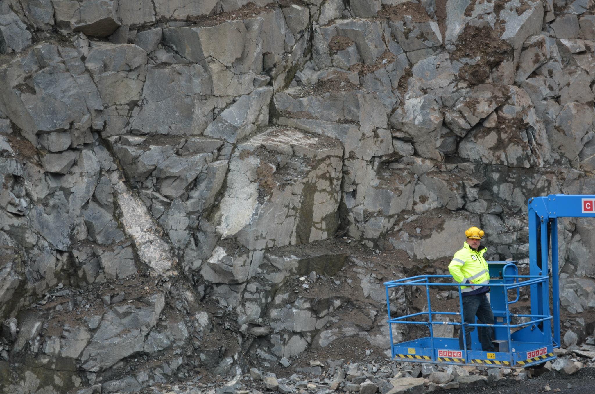 Peter vet hur man spränger i berg